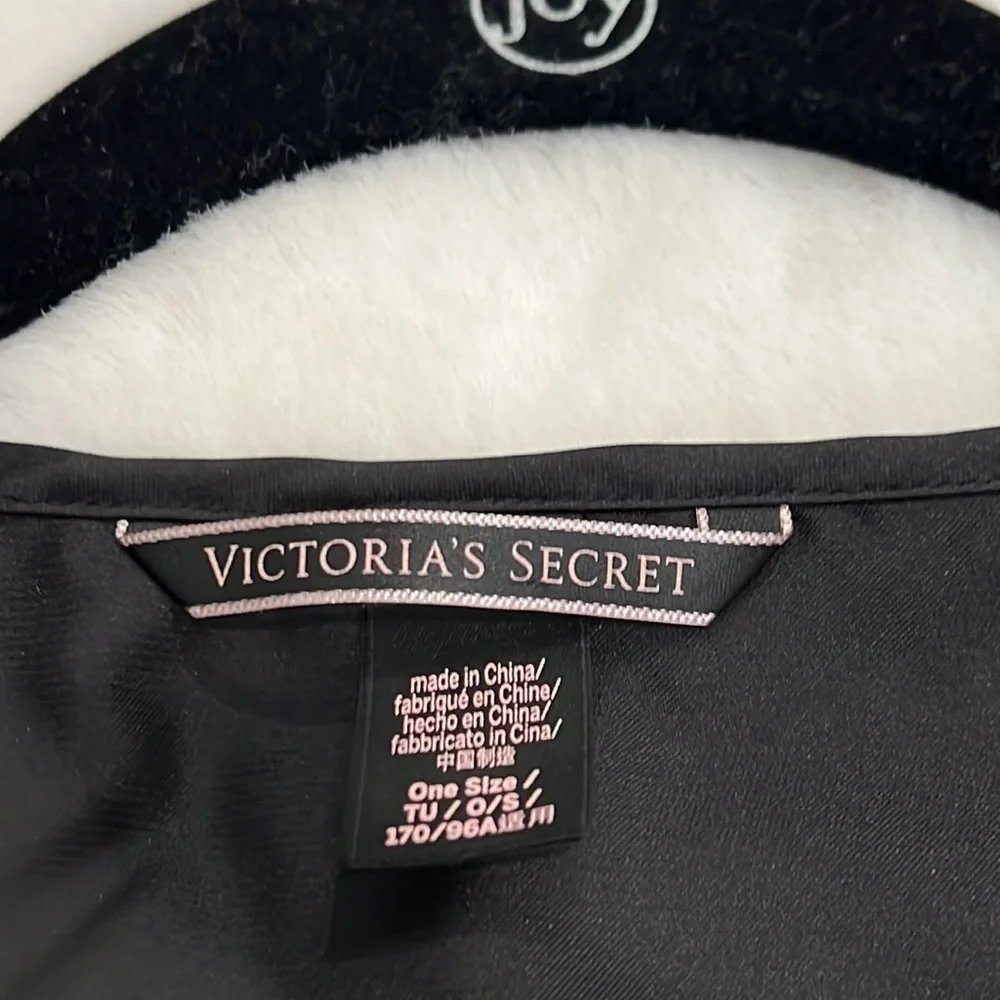 Victorias Secret front tie robe with ruffle detail on front & sleeves silky feel